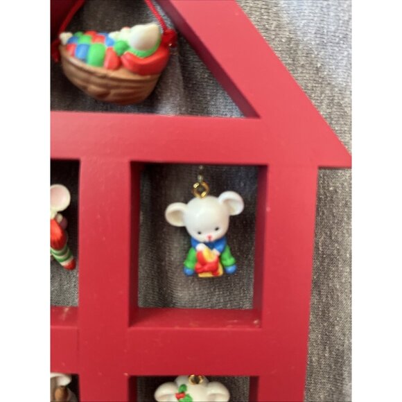 Vtg Avon A Merry Little Christmas Display Shadow Box House 5 Miniature Mice - Picture 4 of 7